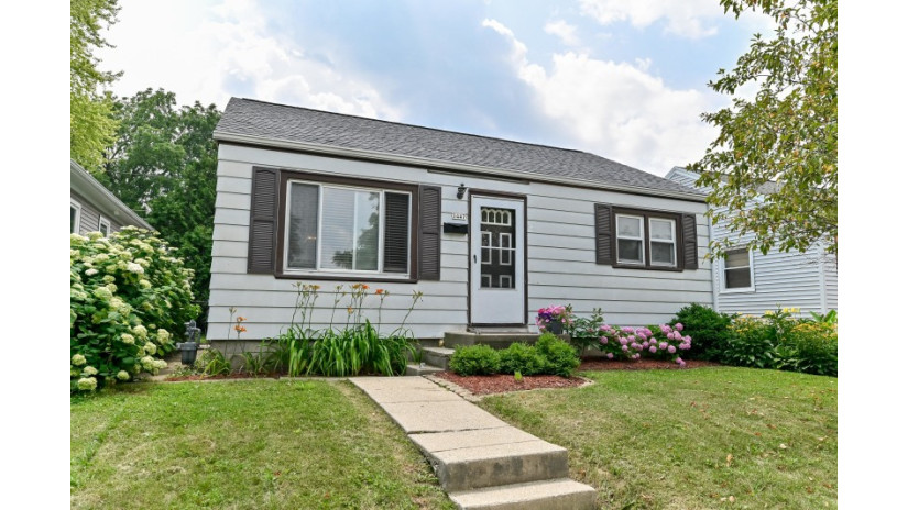 3447 E Norwich Ave Saint Francis, WI 53235 by Shorewest Realtors $158,000