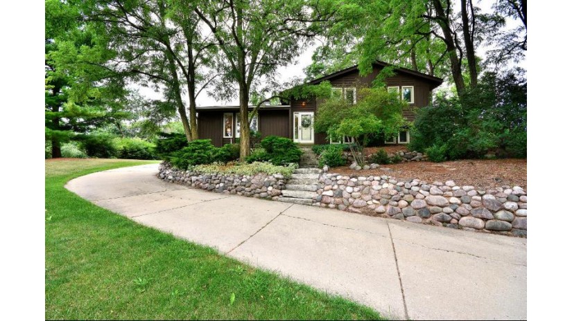 2841 S Franklin Dr New Berlin, WI 53151 by RE/MAX Realty Center $335,000