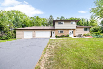 103 S Oakridge Dr, North Prairie, WI 53153-5315