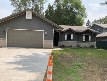 1823 Spruce Dr, Manitowoc, WI 54220