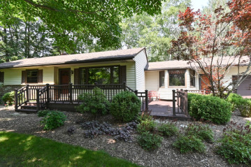 1524 W El Rancho Dr, Mequon, WI 53092-5623