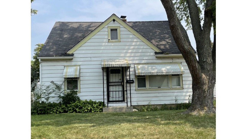 5814 N 68th St Milwaukee, WI 53218 by Shorewest Realtors $99,000