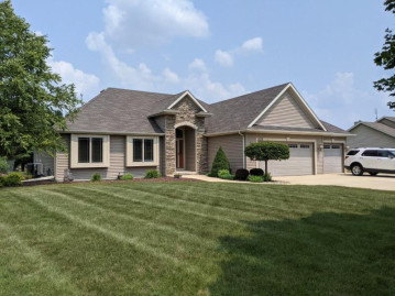 2138 Deer Run Dr, Delavan, WI 53115-3939