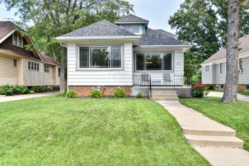 8128 Stickney Ave, Wauwatosa, WI 53213-1636