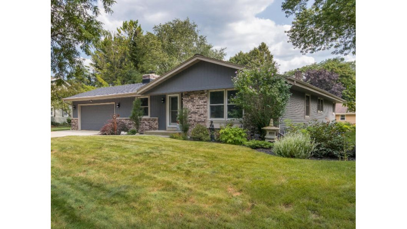 N93W5903 Essex Ct Cedarburg, WI 53012 by HomeBuyers Advantage, LLC $399,900