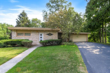 1750 Summit Dr, Lake Geneva, WI 53147-1638