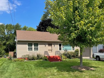 N90W16722 Pershing Ave, Menomonee Falls, WI 53051-2130