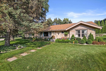 3254 N Knoll Blvd, Wauwatosa, WI 53222-3361