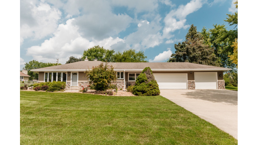 18720 Brookridge Dr Brookfield, WI 53045 by Shorewest Realtors $369,000