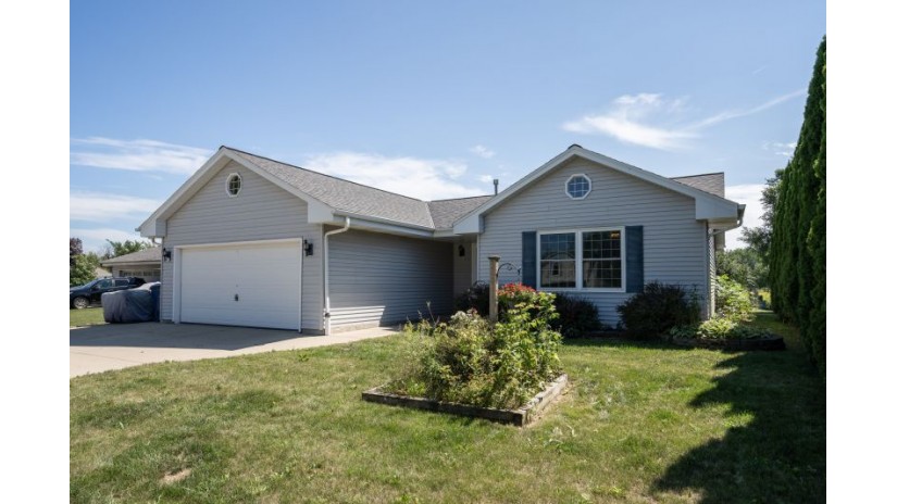 8735 S Fieldpointe Dr Oak Creek, WI 53154 by Shorewest Realtors $315,000