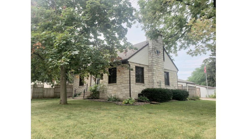 237 N Dewey Ave Jefferson, WI 53549 by Bold Moves Realty $234,900