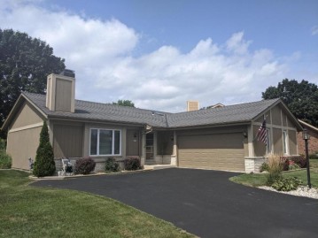 5451 S Somerset Ln, Greenfield, WI 53221