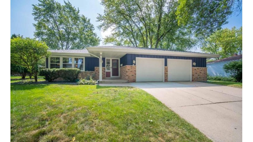 1509 Greenway Ter Waukesha, WI 53186 by Exsell Real Estate Experts LLC $299,000