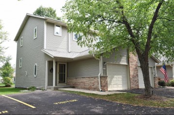 220 Country Ct 4, Delafield, WI 53018-1876