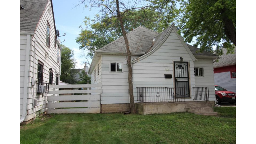 5874 N Teutonia Ave Milwaukee, WI 53209 by Coldwell Banker HomeSale Realty - Wauwatosa $84,900