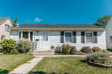 158 W Martin Ln, Milwaukee, WI 53207-4956