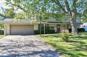 6163 W Glenbrook Rd, Brown Deer, WI 53223-1547