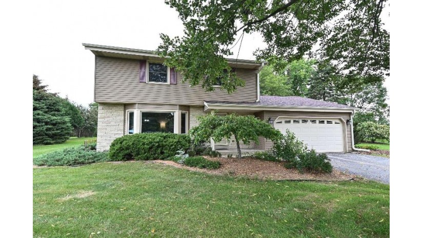 N20W24884 Sunny Ridge Ln Pewaukee, WI 53072 by Custom Fit Realty, LLC $375,000