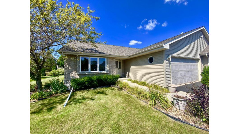 8529 S Cortland Dr Oak Creek, WI 53154 by Lake Country Flat Fee $254,900