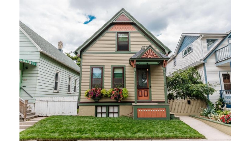 2564 N Dousman St Milwaukee, WI 53212 by Compass RE WI-Northshore $329,900