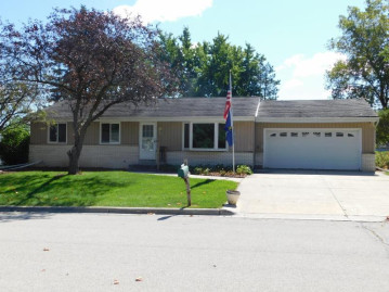 220 Manor Dr, Fredonia, WI 53021-9442