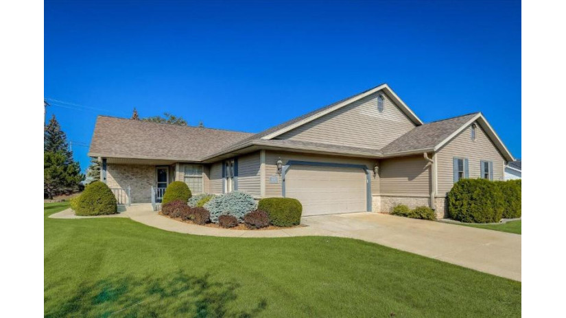 W155N6565 Blue Heron Dr Menomonee Falls, WI 53051 by The Stefaniak Group, LLC $299,000