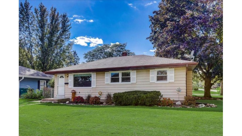 W170N9367 Woodlawn Dr Menomonee Falls, WI 53051 by Coldwell Banker Realty $239,900