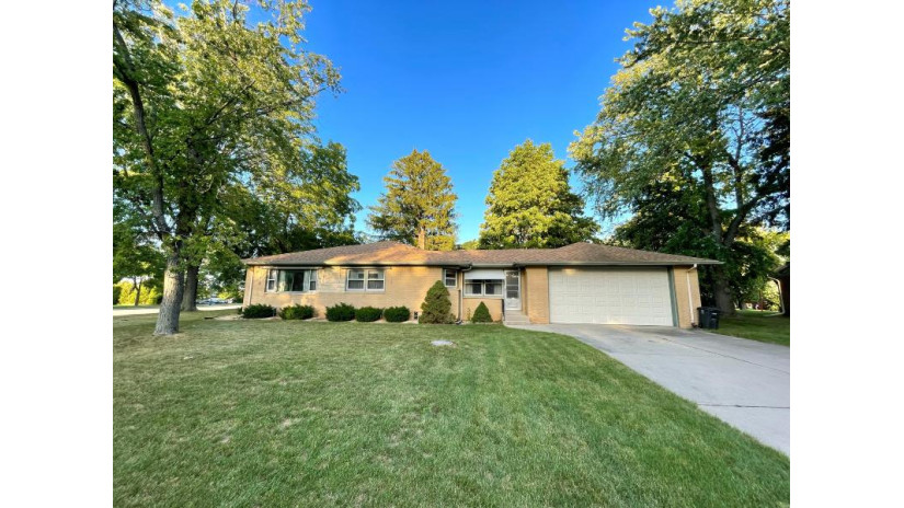 7729 W Cold Spring Rd Greenfield, WI 53220 by Rossetto Realty, LLC $240,000