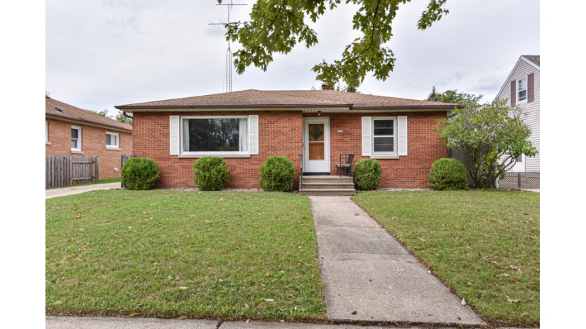 5420 38th Ave Kenosha, WI 53144 by Shorewest Realtors $185,000