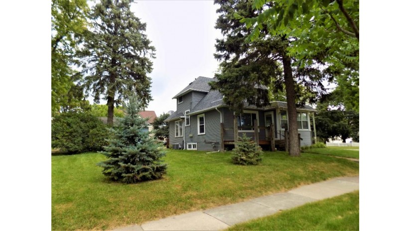 744 Broad Street Menasha, WI 54952 by Beckman Properties $165,000