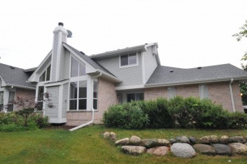 3170 S Waterford Ct, New Berlin, WI 53151-9530