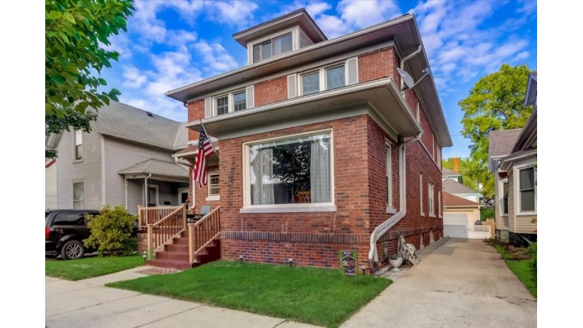 1427 Park Ave Racine, WI 53403 by Shorewest Realtors $242,000