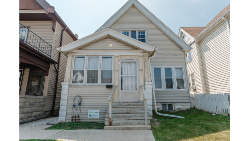 1661 S 32nd St Milwaukee, WI 53215 by Shorewest Realtors $113,000