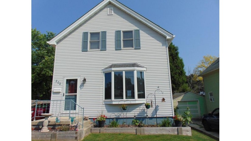 208 Poplar St Sheboygan Falls, WI 53085 by RE/MAX Universal $147,500