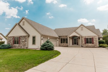 13645 W Foxwood Dr, New Berlin, WI 53151-9542