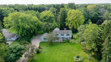 8415 W Sunnyvale Rd, Mequon, WI 53097-3158