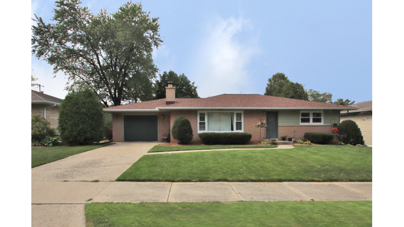 610 S 15th Ave West Bend, WI 53095 by Shorewest Realtors $229,000