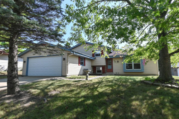 829 Briar Hill Dr, Waukesha, WI 53188-2753