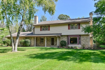 10848 N Pebble Ln, Mequon, WI 53092-5829