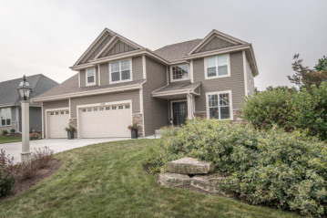 1733 Moccasin Trl, Waukesha, WI 53189