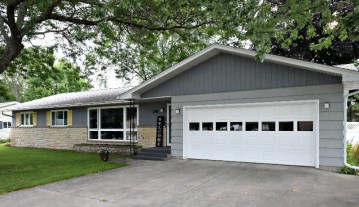 2711 Shore Dr, Marinette, WI 54143