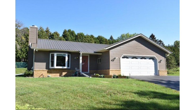 732 Radiant Ct Oconomowoc, WI 53066 by RE/MAX Realty Pros~Milwaukee $319,900