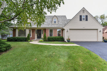 1733 W Winslow Ct, Mequon, WI 53092-5061