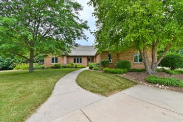 9244 Sunny Ridge Ln, Cedarburg, WI 53012-8948