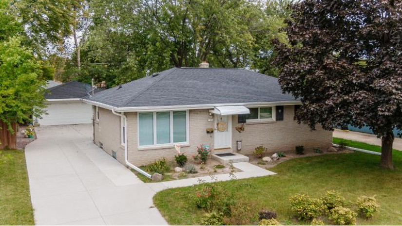 N89W15298 Cleveland Ave Menomonee Falls, WI 53051 by Realty Executives Integrity~Cedarburg $239,900