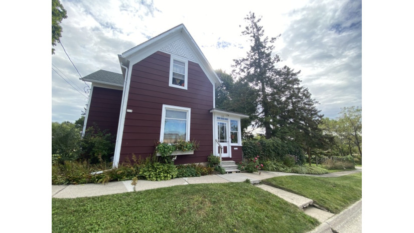 208 6th St 210 Hartford, WI 53027 by Shorewest Realtors $139,900