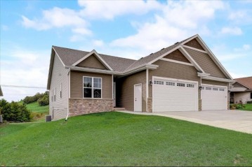 251 Silver Fox Dr S, Kewaskum, WI 53040