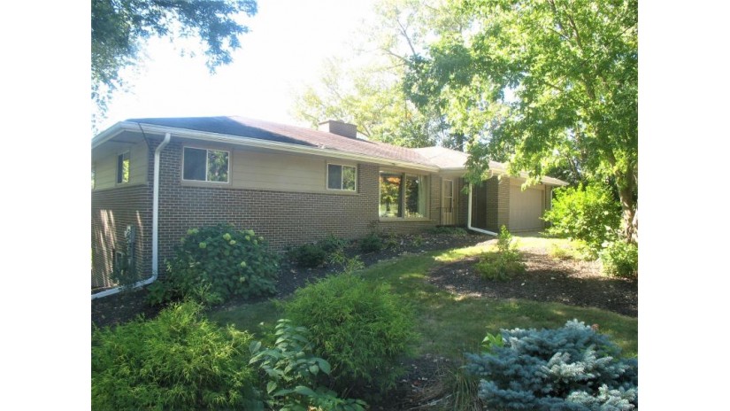 1505 W Decorah Rd West Bend, WI 53095 by First Weber Inc- West Bend $250,000