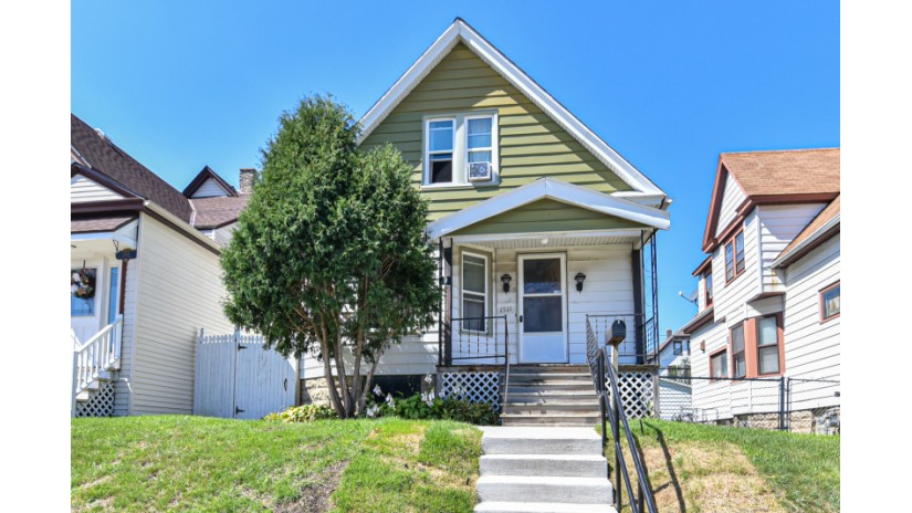 1511 S 31st St Milwaukee, WI 53215 by Shorewest Realtors $139,900