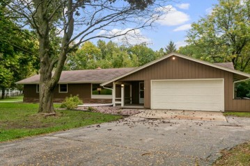 W328N4668 Circle Dr, Nashotah, WI 53058-9713